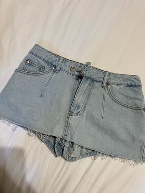 Edikted Light Wash Denim Cutoff skort